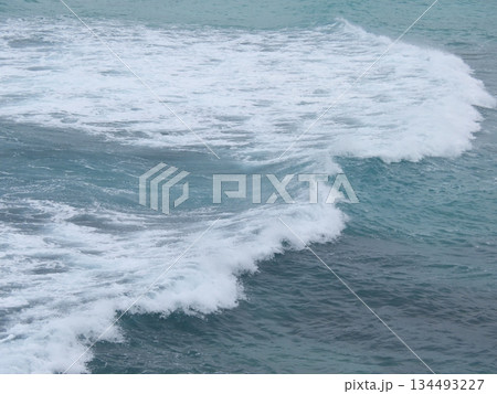 荒れた日の海の高い波のアップ 荒れた日の海の高い波のアップ 134493227
