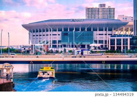日本の横浜都市景観 Kアリーナや出航したシーバス（水上バス）などを望む。新時代に向かって…＝19日 134494319