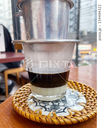 練乳入りベトナムコーヒー 甘くて濃厚なカフェ・スア・ダー 練乳入りベトナムコーヒー 甘くて濃厚なカフェ・スア・ダー 134494322