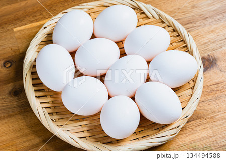 竹ざるに乗った新鮮な鶏卵 竹ざるに乗った新鮮な鶏卵 134494588