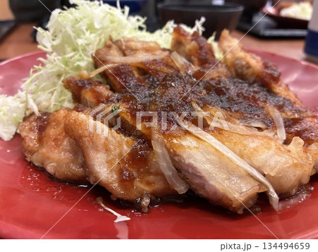 とんかつチェーン店で食べる「トンテキ定食」 134494659
