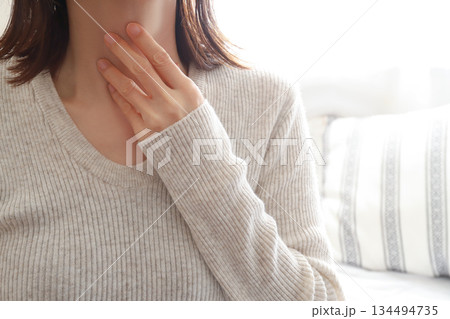 喉の不調　風邪 134494735