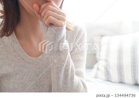 咳をする女性　風邪気味 134494736