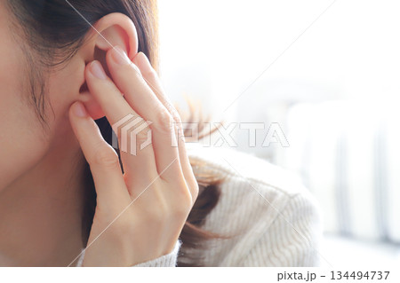女性の耳　耳鼻科 134494737