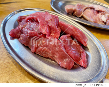 北海道名物ジンギスカン 生ラム肉の新鮮な焼き肉 北海道名物ジンギスカン 生ラム肉の新鮮な焼き肉 134494808