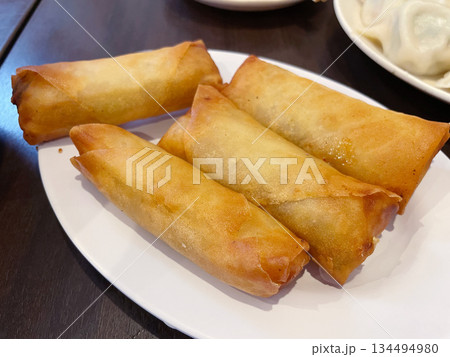 中華料理の春巻き 134494980