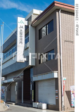 大阪府松原市の地域金融・農業拠点「JA大阪中河内 三宅支店」の建物外観と看板（縦構図） 134495110