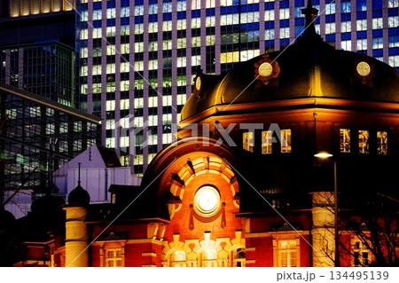 光の競演が美しい冬の東京駅 丸の内界隈 光の競演が美しい冬の東京駅 丸の内界隈 134495139