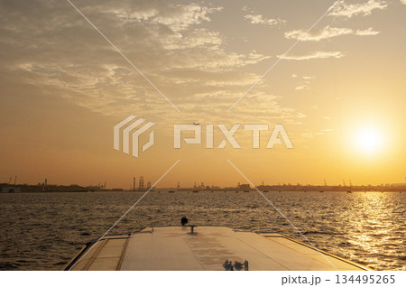 東京湾から羽田空港方向の冬夕焼け 東京湾から羽田空港方向の冬夕焼け 134495265