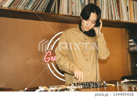 若い男性DJ 134495438