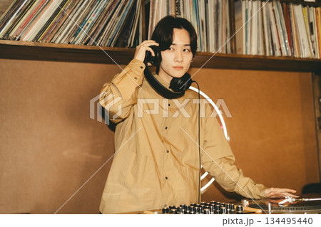 若い男性DJ 若い男性DJ 134495440