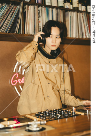 若い男性DJ 若い男性DJ 134495442