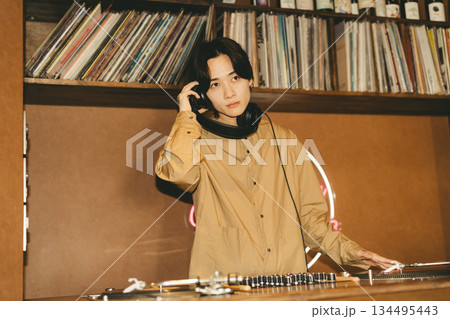 若い男性DJ 若い男性DJ 134495443