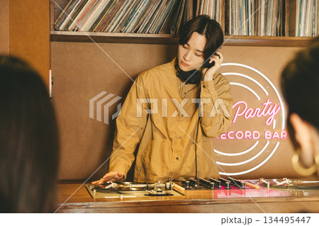 若い男性DJ 134495447