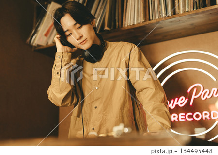 若い男性DJ 若い男性DJ 134495448
