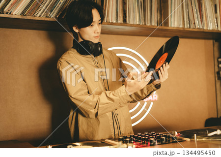 若い男性DJ 若い男性DJ 134495450