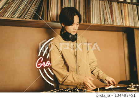 若い男性DJ 若い男性DJ 134495451