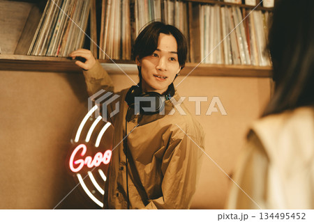 若い男性DJ 134495452