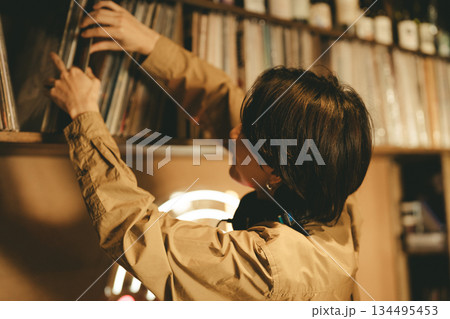 若い男性DJ 134495453