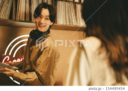 若い男性DJ 134495454