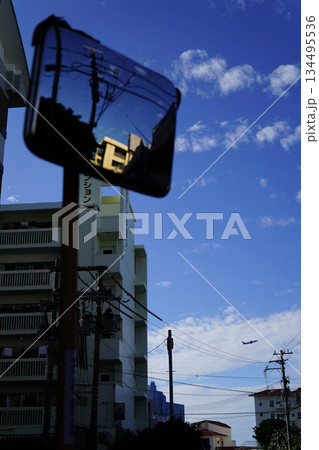 青空スナップ 街の反射 見上げる視点 都市の日常 空と建物 青空スナップ 街の反射 見上げる視点 都市の日常 空と建物 134495536