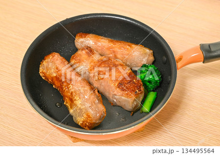 こんがり焼いたライスペーパーのソーセージ こんがり焼いたライスペーパーのソーセージ 134495564