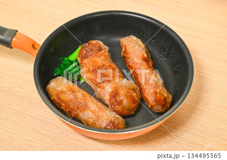 こんがり焼いたライスペーパーのソーセージ 134495565