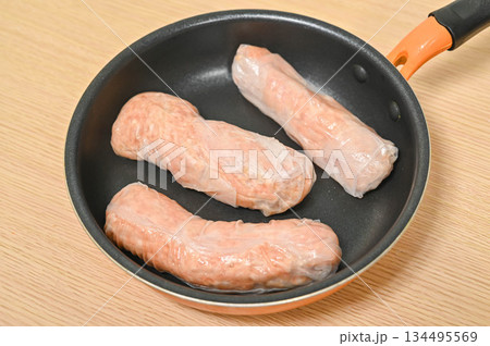 ライスペーパーのソーセージを焼く ライスペーパーのソーセージを焼く 134495569