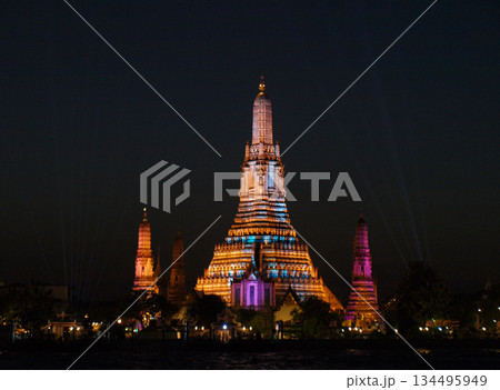 Vijit Chao Phrayaのライトアップの暁の寺 Vijit Chao Phrayaのライトアップの暁の寺 134495949