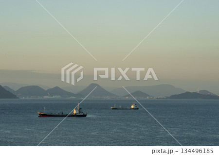 朝の瀬戸内海を渡る船と四国の童画のような山・渋川海岸 朝の瀬戸内海を渡る船と四国の童画のような山・渋川海岸 134496185
