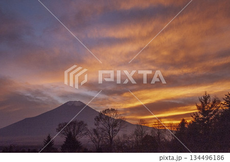空を茜色に染める夕焼けと富士山 134496186