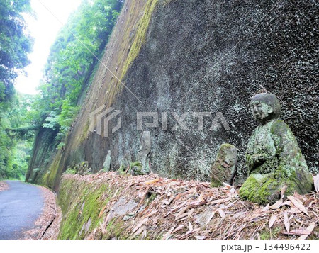 岩隈山の切通しの石仏群 (熊本県山鹿市) 岩隈山の切通しの石仏群 (熊本県山鹿市) 134496422
