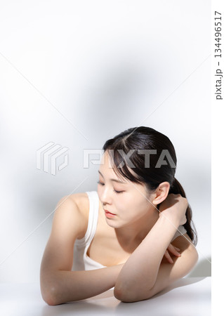頬杖をつく女性 134496517