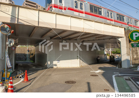 地下鉄丸ノ内線が地上を走りその下を二つの道が交差する道路・茗荷谷駅付近 地下鉄丸ノ内線が地上を走りその下を二つの道が交差する道路・茗荷谷駅付近 134496585