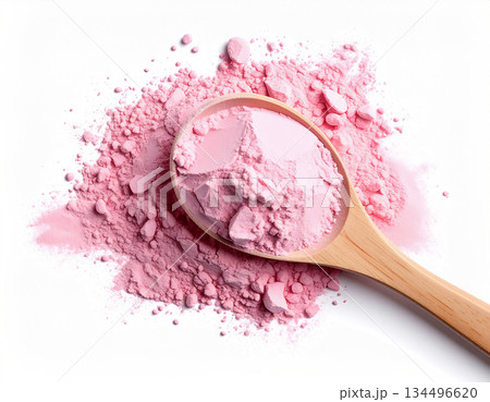 木製スプーンにのったピンクパウダー｜化粧品原料・粉末テクスチャの白背景フラットレイ 134496620