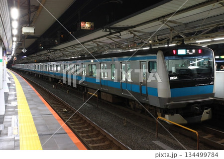 浦和駅に停車中の京浜東北線E233系電車 134499784