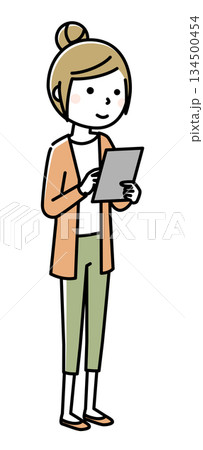 タブレットを見る若い女性 134500454