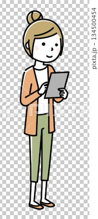 タブレットを見る若い女性 134500454