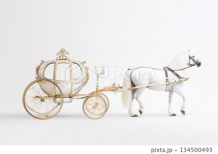 白馬が牽く豪華な馬車のファンタジービジュアル   祝賀や年賀、ウェディング素材にも最適な夢のある構図 134500493