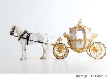 白馬が牽く豪華な馬車のファンタジービジュアル 祝賀や年賀、ウェディング素材にも最適な夢のある構図 白馬が牽く豪華な馬車のファンタジービジュアル 祝賀や年賀、ウェディング素材にも最適な夢のある構図 134500494