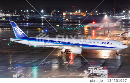 ANA B777-300ER羽田夜間タキシング 134501927