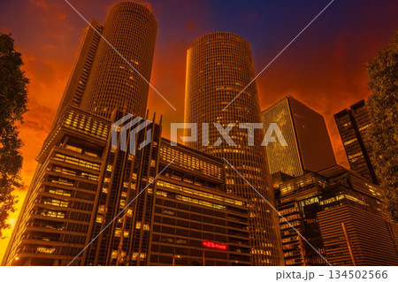 JR名古屋駅　名古屋高島屋　高層ビル群　夕景 134502566