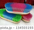 店内に陳列されたカラフルなブラシ 134503193