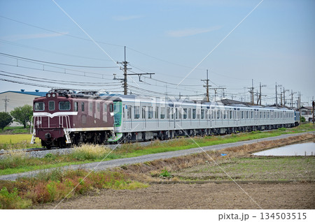 秩父鉄道　武州荒木ー西羽生　デキ105+東京メトロ　13000系　13120編成＋デキ505 134503515