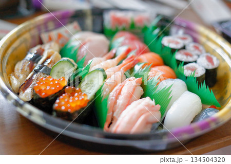 家族で楽しむ華やかな握り寿司 134504320