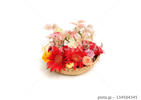 様々な花が挿されたカゴ 134504345