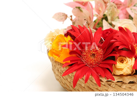 様々な花が挿されたカゴ 134504346