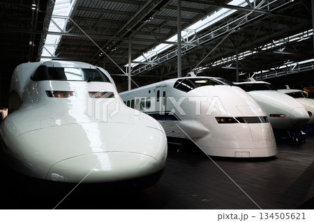歴代新幹線車両が並ぶ屋内展示風景 134505621