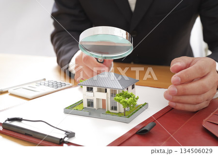 住宅の調査をする不動産ビジネスマン 134506029