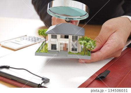 住宅の調査をする不動産ビジネスマン 住宅の調査をする不動産ビジネスマン 134506031